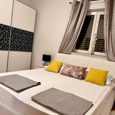 Cesare 2 Apartment *